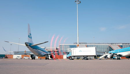 Flugzeug auf dem Rollfeld und Fahrzeug daneben mit aktivem DOLL Safe-Approach-System, rotes Lichtsignal markiert den Sicherheitsbereich